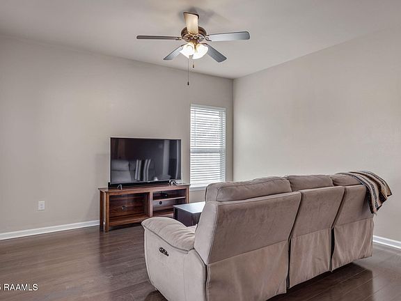 4th image of 527 Elwick Dr