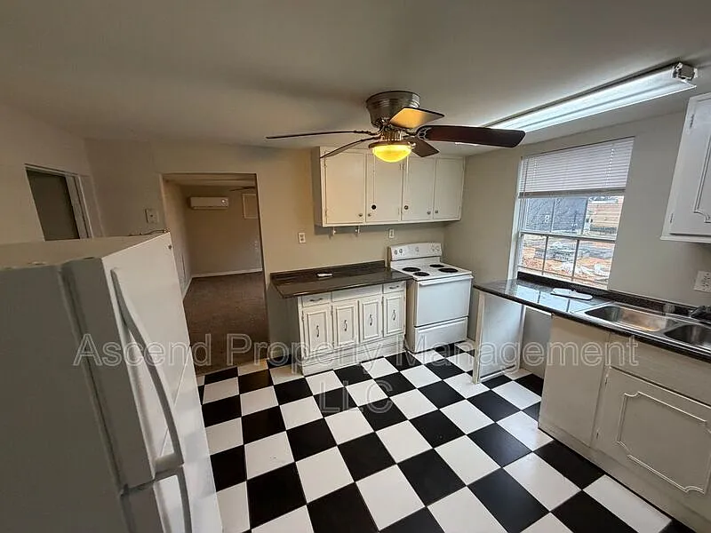 3 bed, 1.0 bath, $1,500 — Photo 1