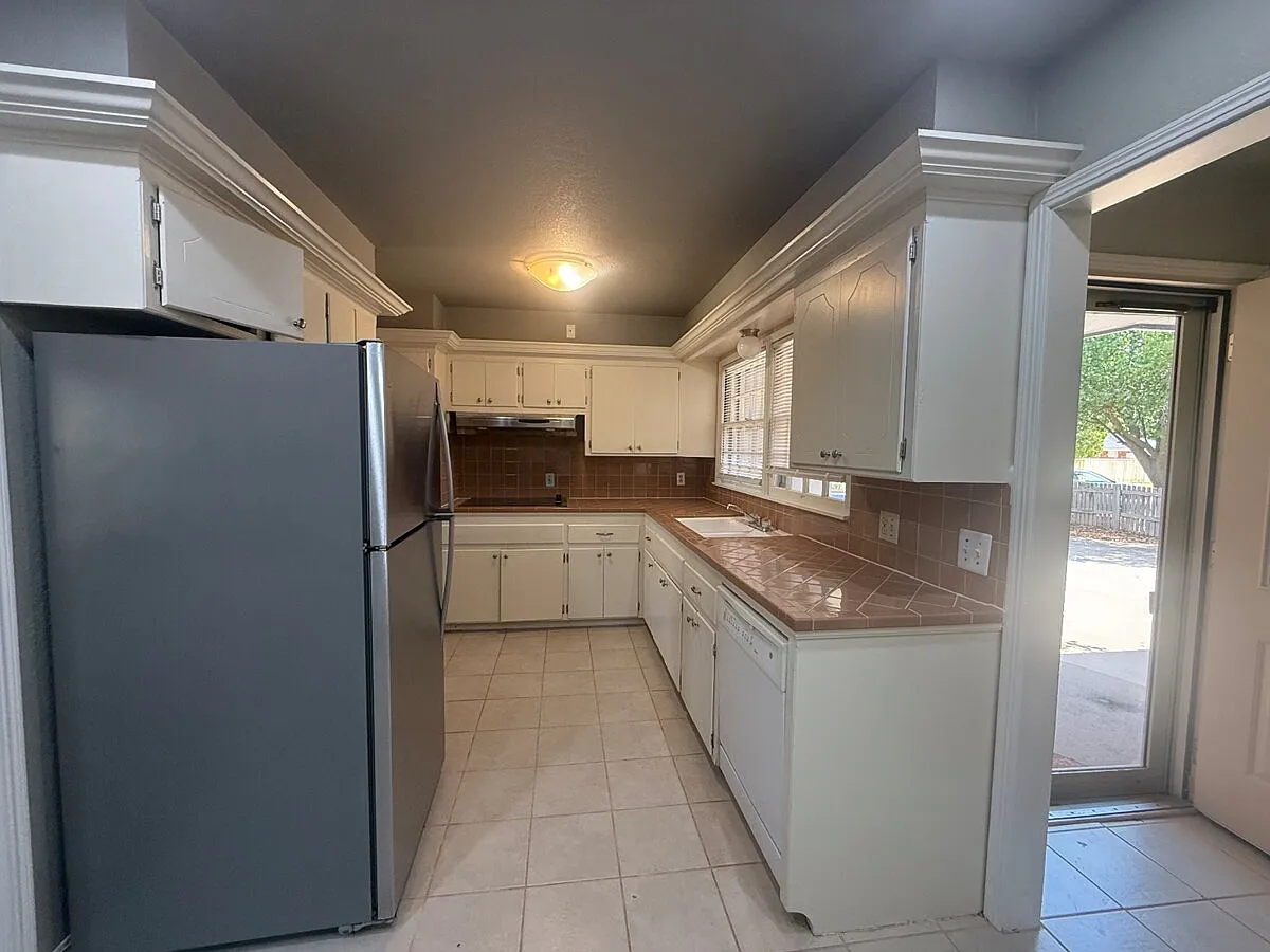 3 bed, 1.5 bath, 1325 sqft, $1,625 — Photo 4