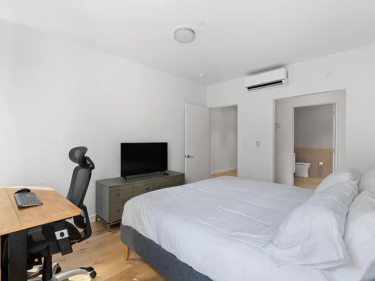 236 E 15th St #3 — Photo 18