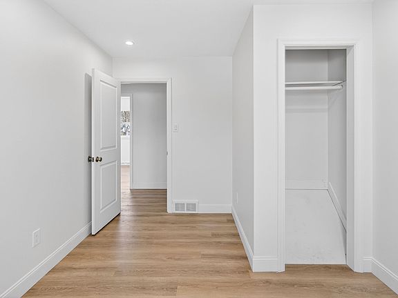 5th image of 10 Derry Ln #A