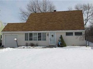 43 Schwegler Rd, Grand Island, NY 14072