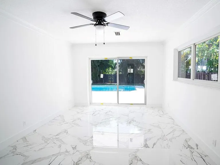 1070 SW 18th St — Photo 9