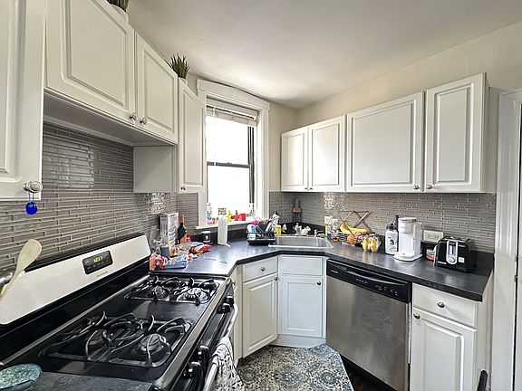 3rd image of 3845 N Greenview Ave #N2