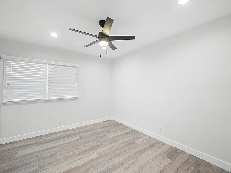 623 E Chevy Chase Dr #C — Photo 14