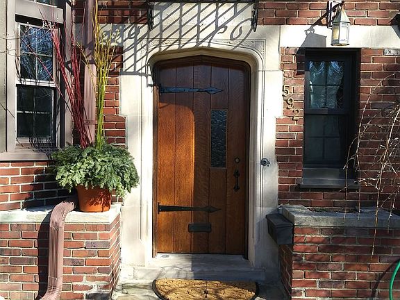 592 Cadieux Entrance