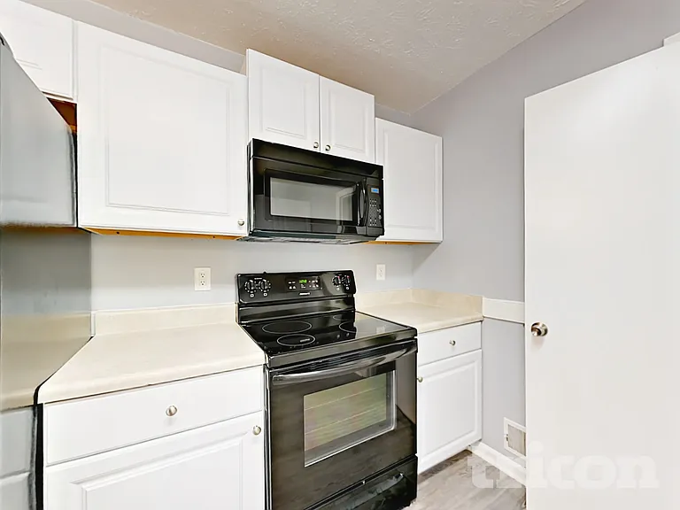 270 Amanda Ct — Photo 4