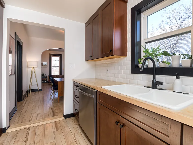 521 E Spruce St — Photo 12
