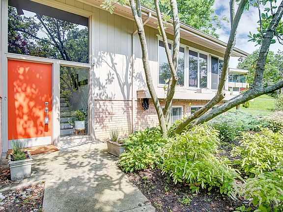 3rd image of 325 Whitthorne Dr
