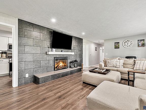 5th image of 100 N La Mesa Dr