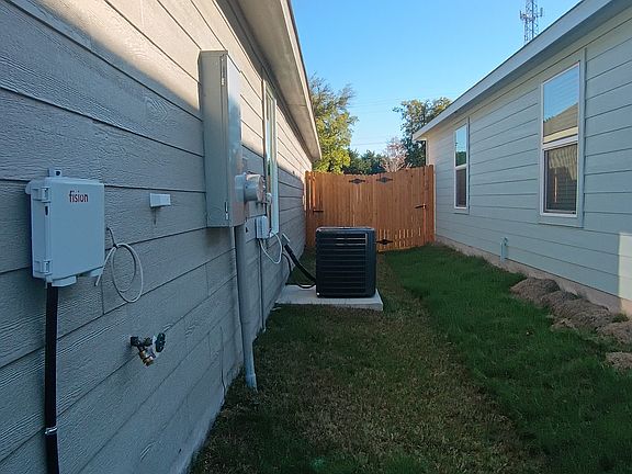 3rd image of 425 Acorn Rd