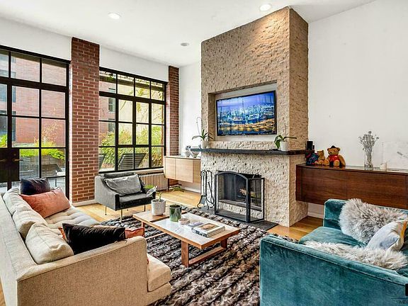2nd image of 133 Norfolk St #3