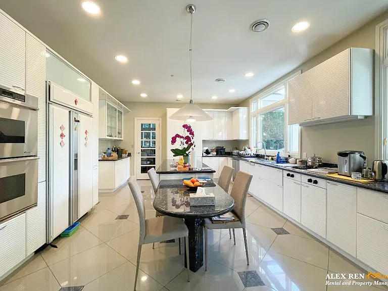 2838 SW Marine Dr — Photo 9
