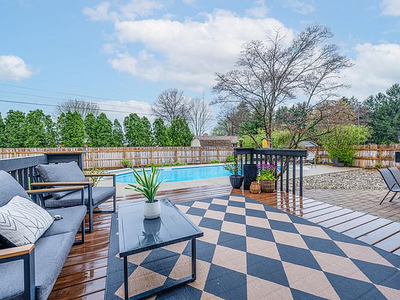 2nd image of 1460 Country Knoll Pl