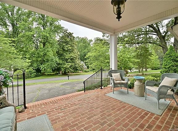 3rd image of 2564 Fairfax Dr