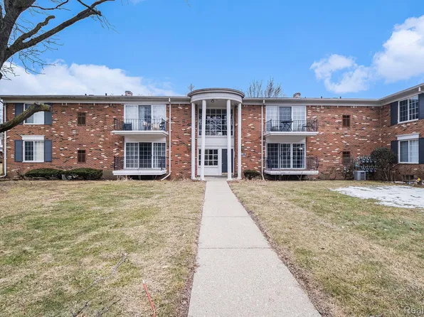 488 Fox Hills Dr S #A-2, Bloomfield Hills, MI 48304
