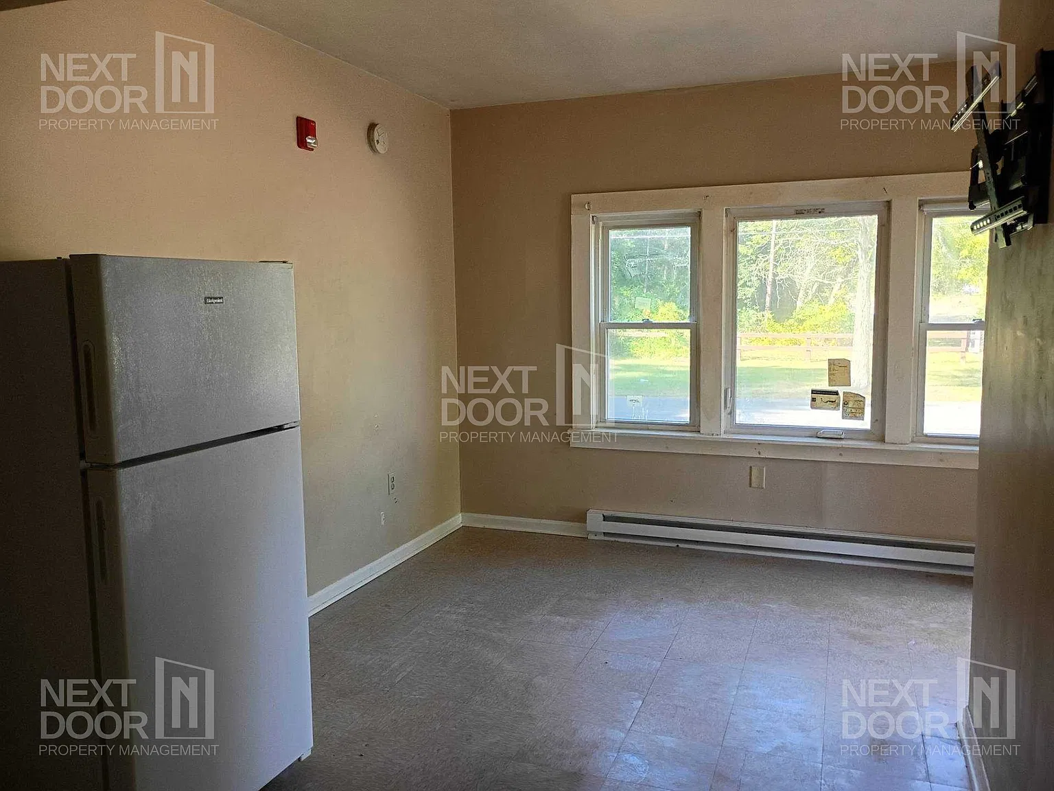 Studio, 300 sqft, $1,050 — Photo 2