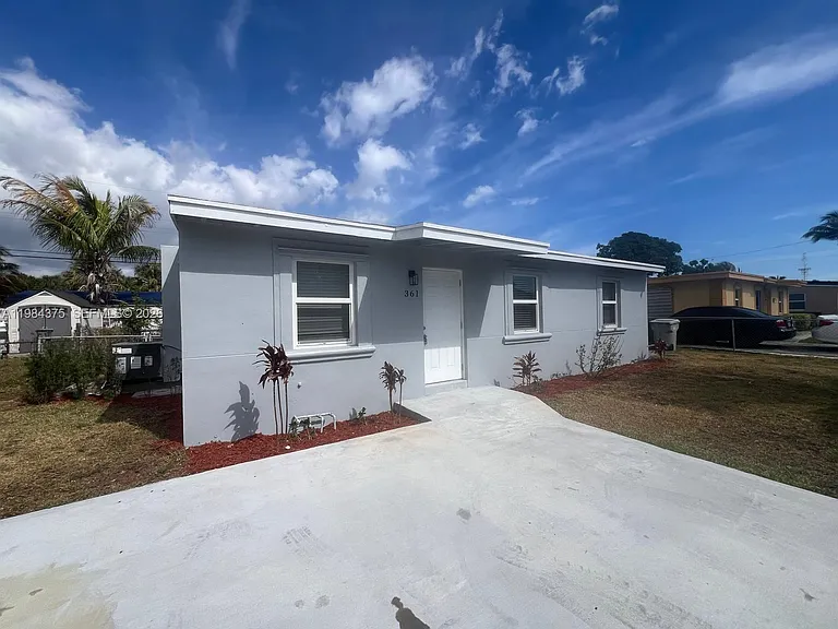 361 NW 16th St — Photo 10