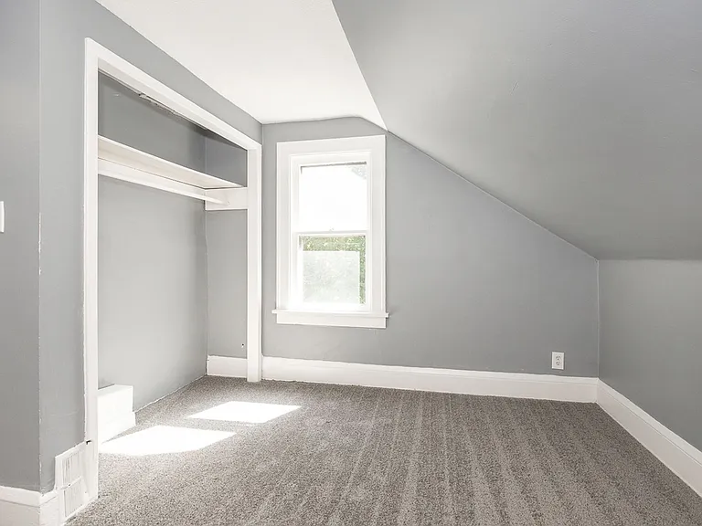 1555 E 193rd St — Photo 15
