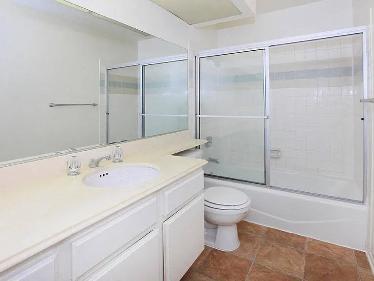 Savoy West Apartments — Photo 24