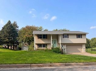 881 Country Club Dr, Akron, IA 51001