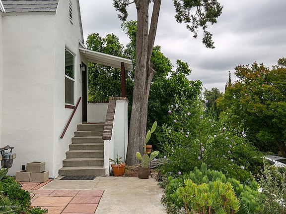 3rd image of 1637 Redesdale Ave