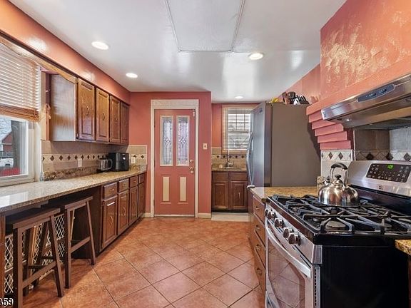 5th image of 50 Boyden St