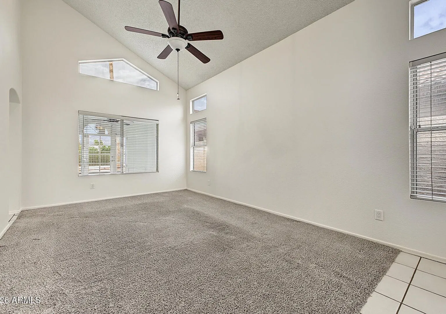 Wonderful and spacious home in Glendale w/pool and view fencing. — Photo 4