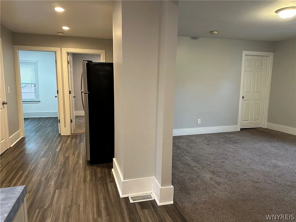 3 bed, 1.0 bath, 4796 sqft, $1,500 — Photo 3