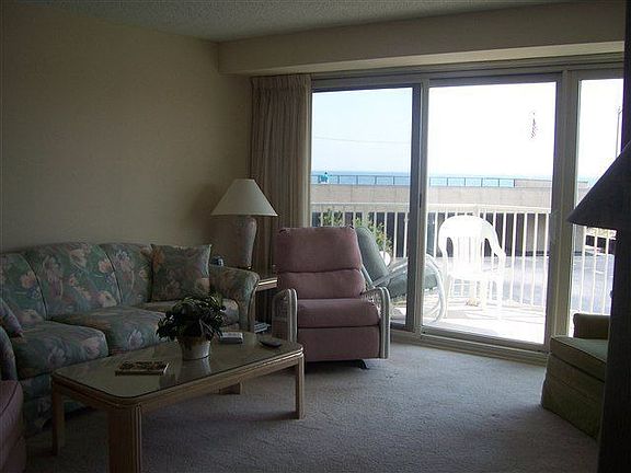 3rd image of 921 Park Pl APT 205