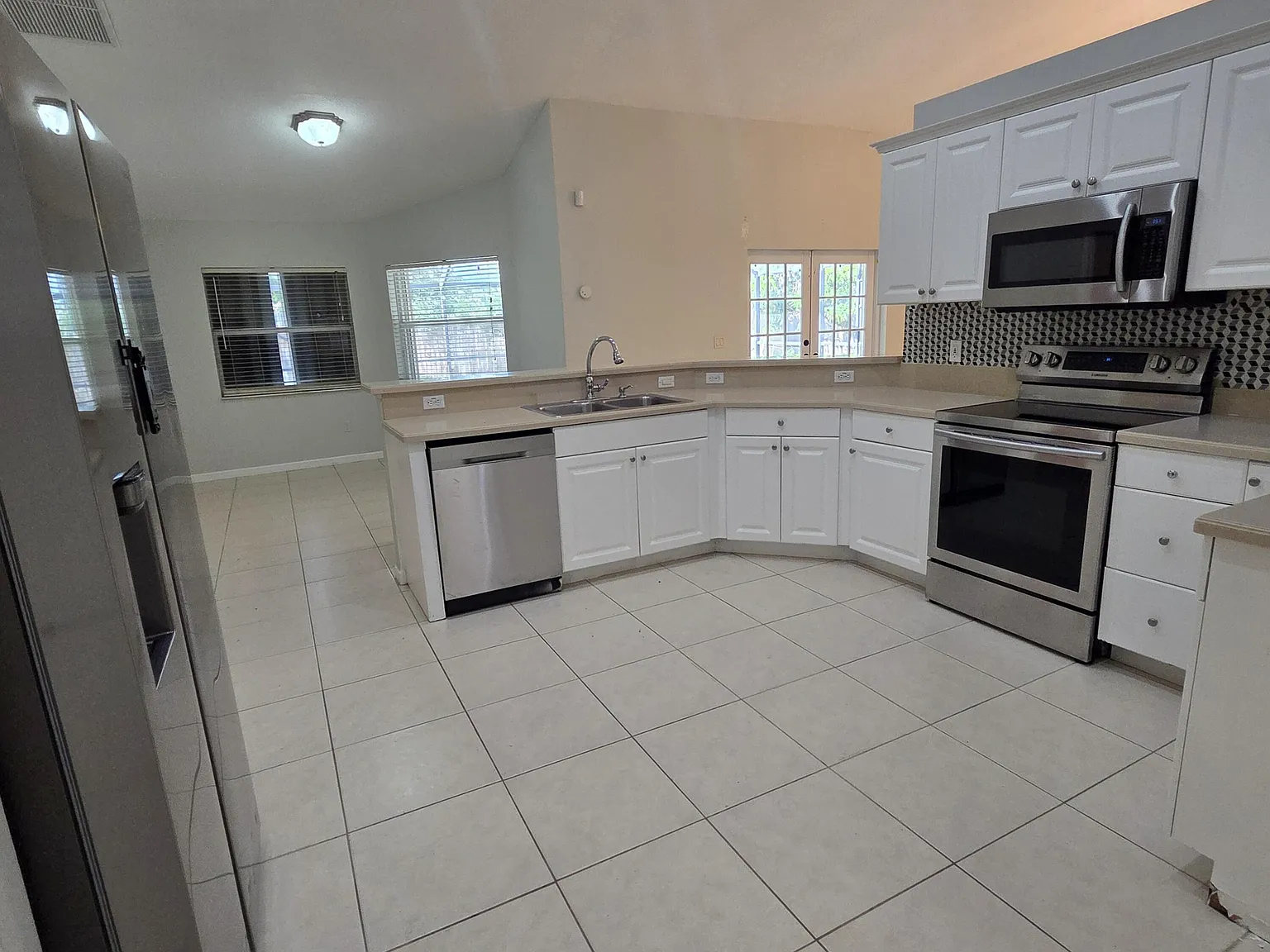 4 bed, 2.0 bath, 2059 sqft, $2,800 — Photo 2