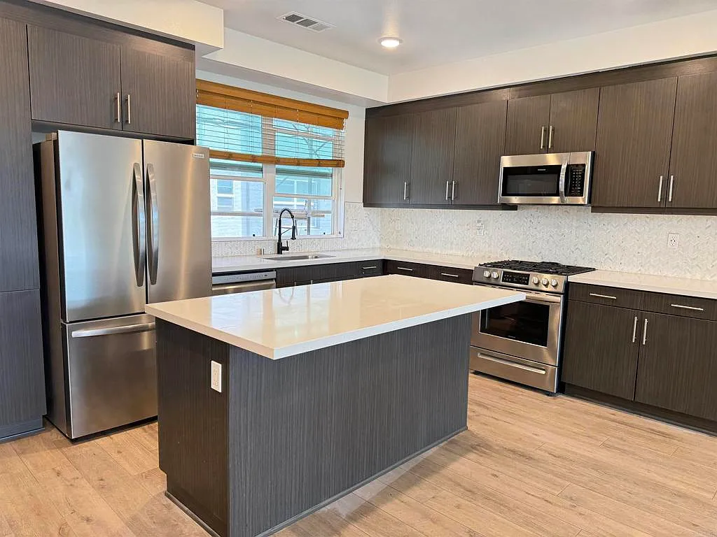 4 bed, 3.5 bath, 1853 sqft, $5,300 — Photo 4