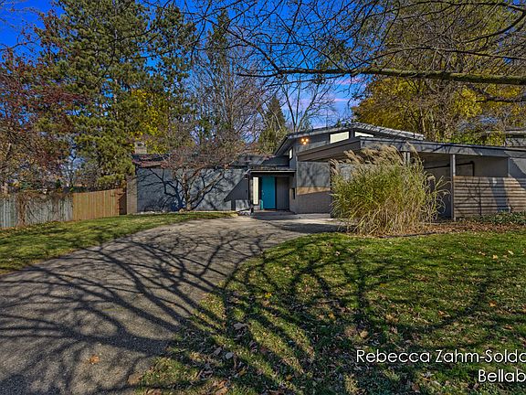 2nd image of 907 Lamberton St NE
