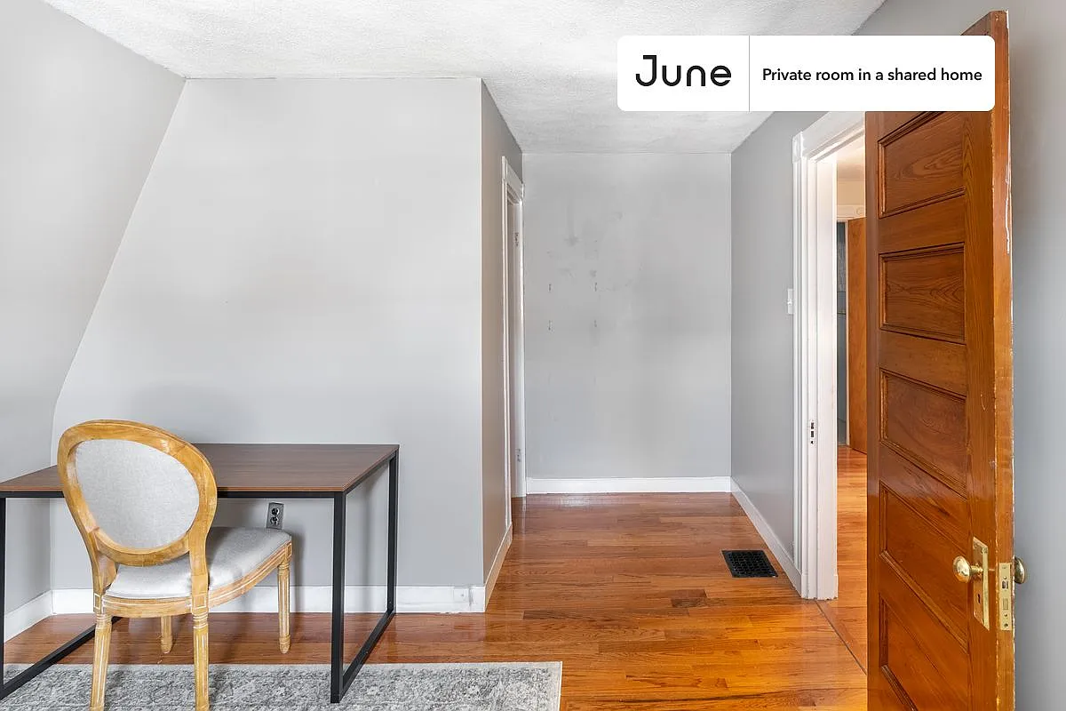 Queen bedroom in 6 bed/1.5 bath home in Somerville #1578 F — Photo 4