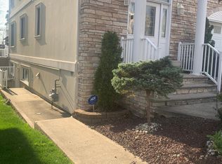 18 Opal Ln APT 2, Staten Island, NY 10309