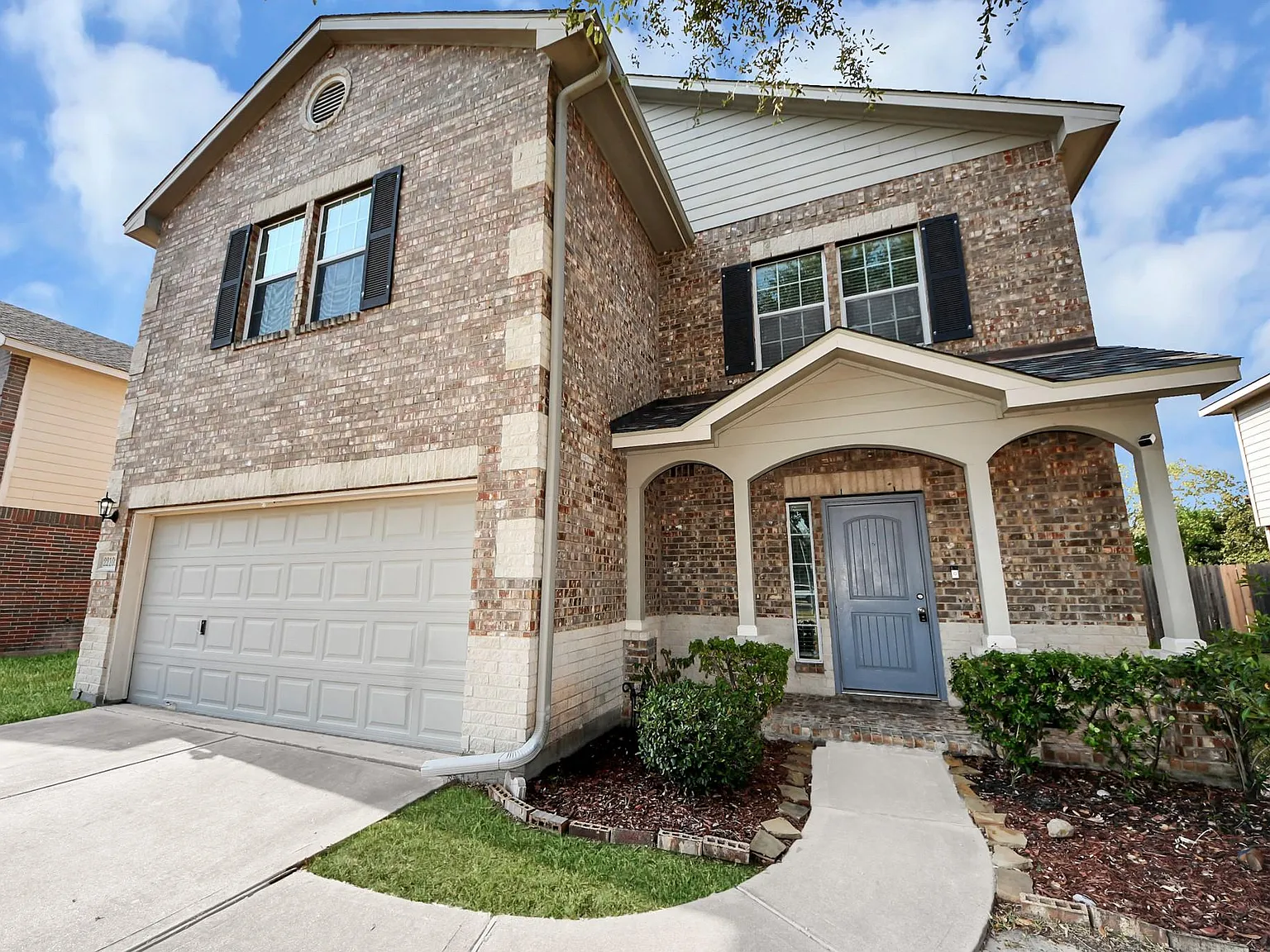 5 bed, 3.0 bath, 2900 sqft, $2,400 — Photo 3