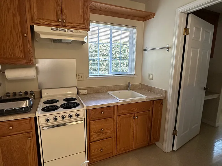 381 E 9th St — Photo 35