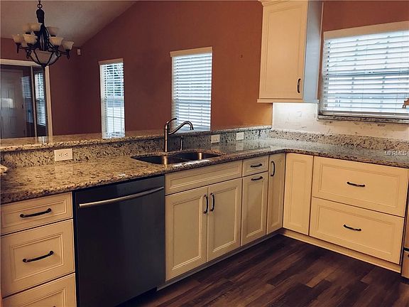 5th image of 605 Somershire Ct