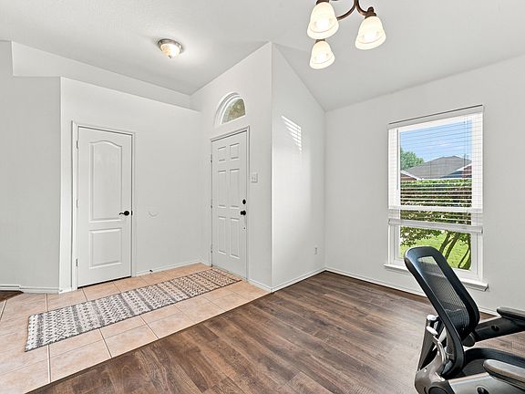 3rd image of 1530 Sunnydale Dr
