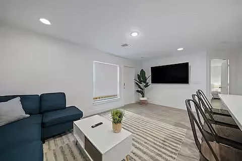 3 bed, 1250 sqft, $4,000 — Photo 1