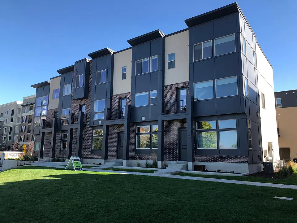 11 W Tytus Dr