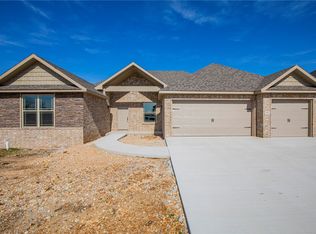 303 Doral Dr, Cave Springs, AR 72718