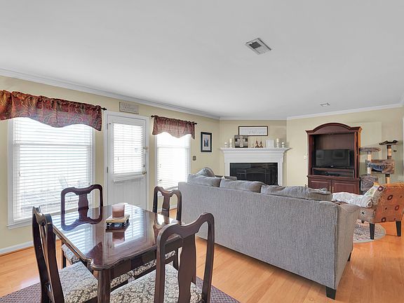 3rd image of 182 Buckstone Ln