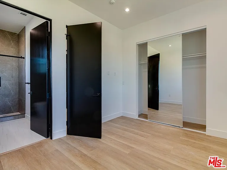 2817 S Redondo Blvd — Photo 17