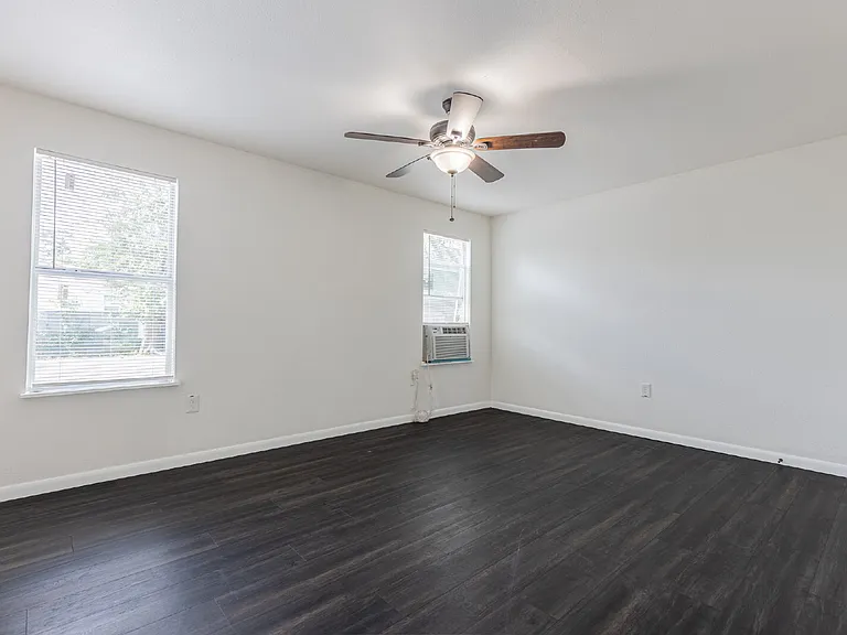 534 Walton Ave — Photo 18
