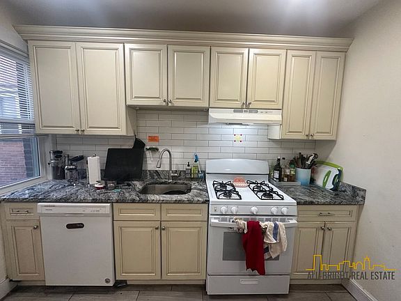 4th image of 194 Kelton St