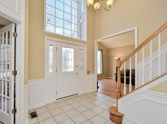 5th image of 1083 Williamsburg Cir