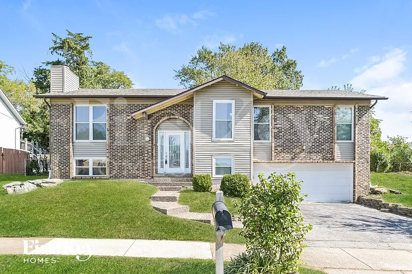 3 bed, 3.0 bath, 1716 sqft, $2,400 — Photo 1