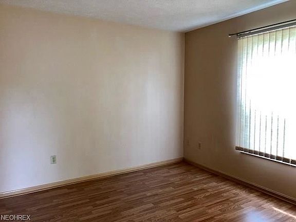 3rd image of 1195 Hunters Walk