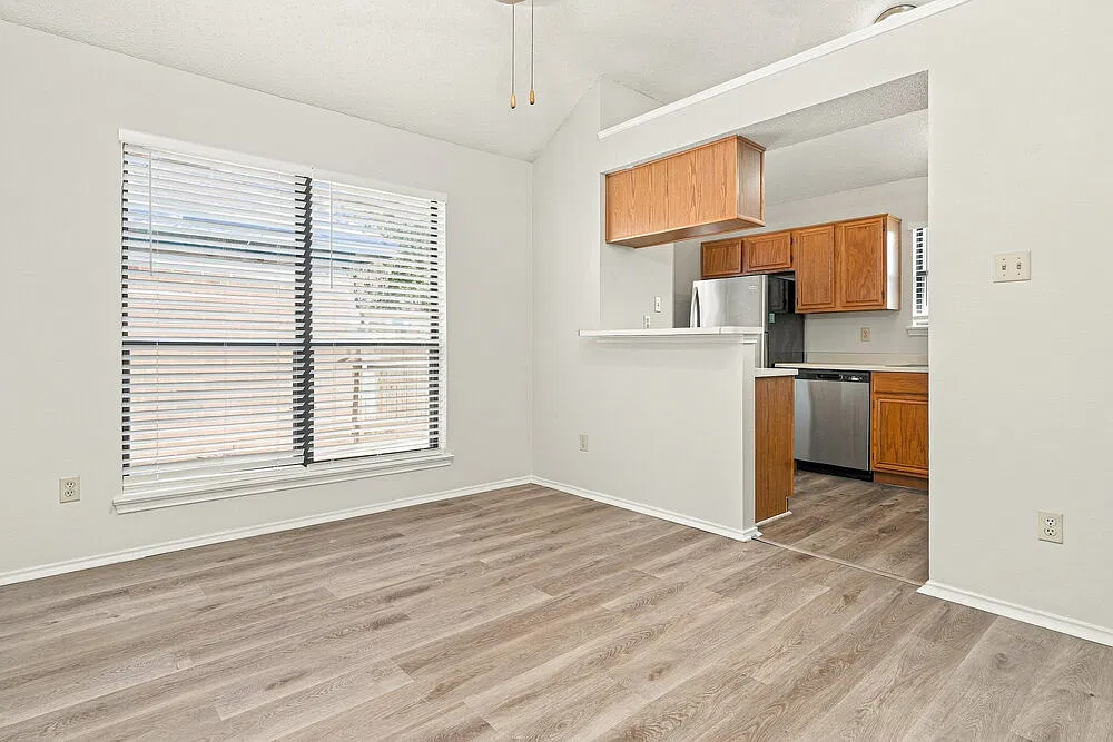 3 bed, 2.0 bath, 1206 sqft, $1,985 — Photo 4
